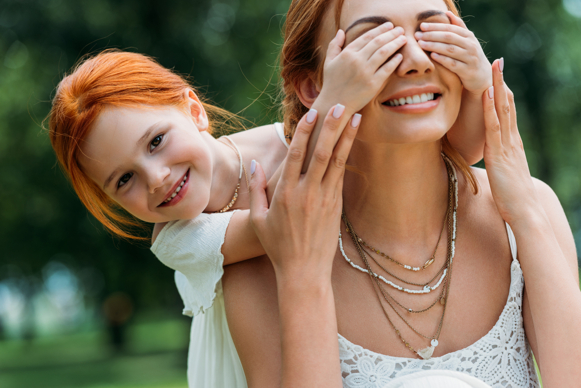 мама закрывает глаза ребенку. мама с закрытыми глазами руками. мама закрывает глаза ребенку. взрослый ребенок с закрытыми глазами. мама ребенок с закрытыми глазами.